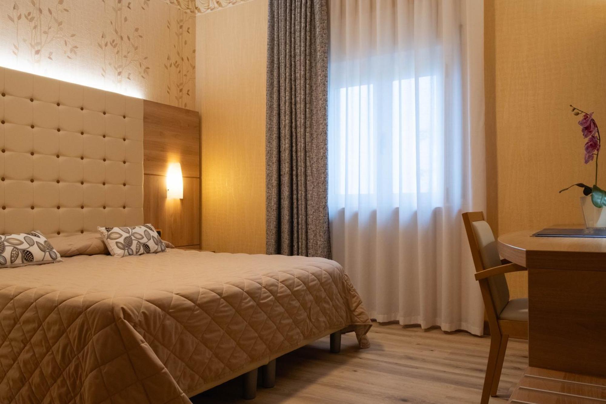 Hotel Vela D'Oro ***S Bardolino Bagian luar foto
