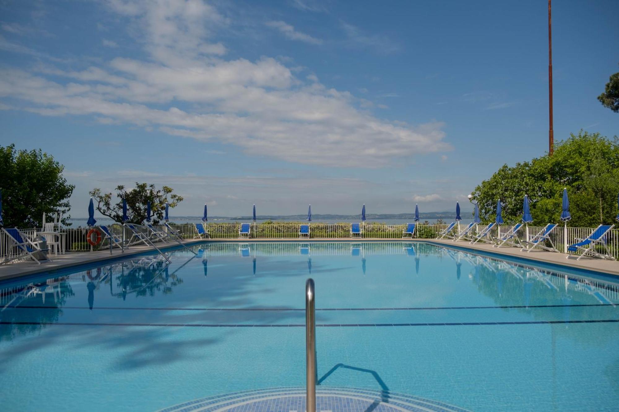 Hotel Vela D'Oro ***S Bardolino Bagian luar foto