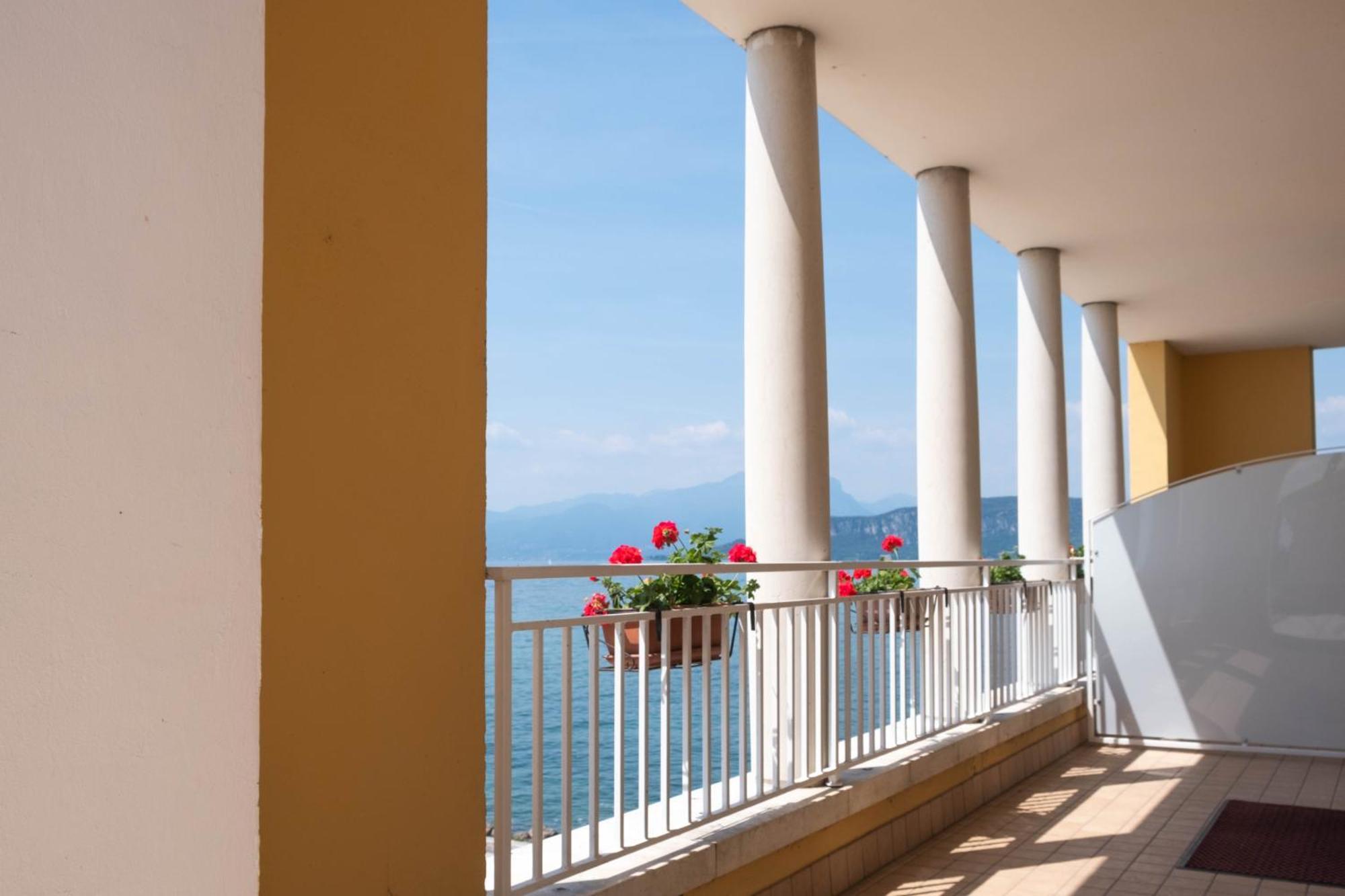 Hotel Vela D'Oro ***S Bardolino Bagian luar foto